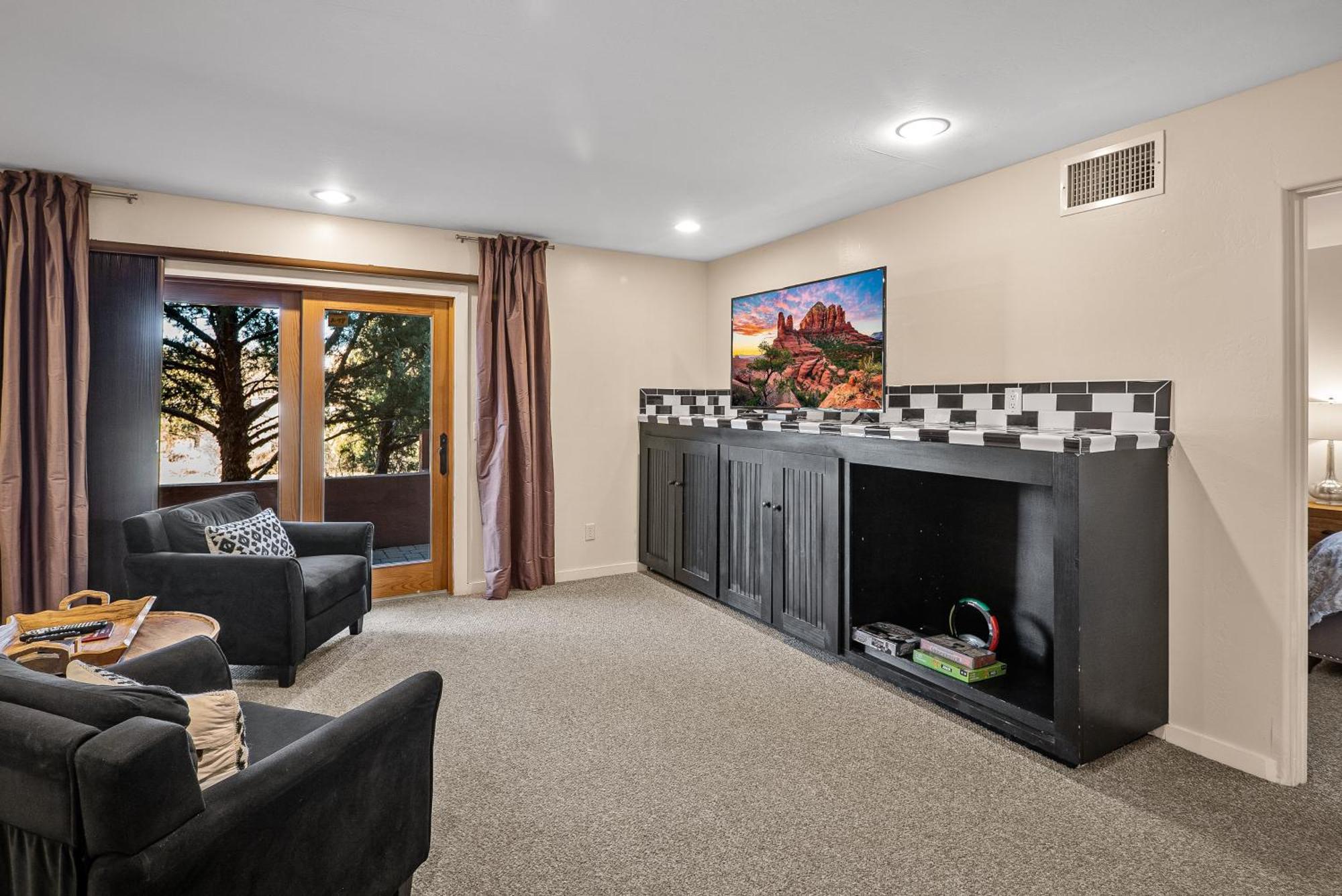 West House With Furnished Patio And Views! *